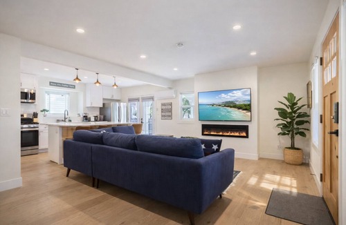 Downtown Los Angeles House | 🏡Modern 3BR home minutes from USC, Exposition Park, museums & stadiums. Bright, private space with 3 full bathrooms, fast Wi-Fi, gated parking, and a quiet residential setting—ideal for families, professionals, USC visitors, and long stays near LA.