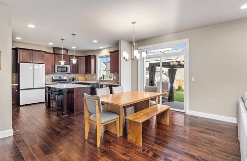 Carver House | Modern 5 beds 4 bedrooms/2.5ba w/Billiards Room, Quiet Neighborhood.