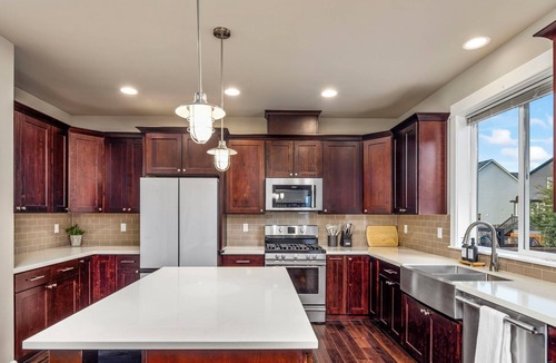 Carver House | Modern 5 beds 4 bedrooms/2.5ba w/Billiards Room, Quiet Neighborhood.