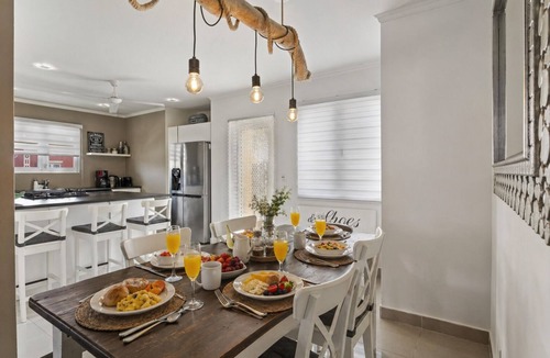 Calbas Plaza Residences House | MODERN and CLEAN - 6 guests - beautiful and private vacation home with pool!