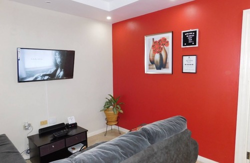 Eastwood Park Apartment | Modern King Bed Suite with Complimentary Wine!