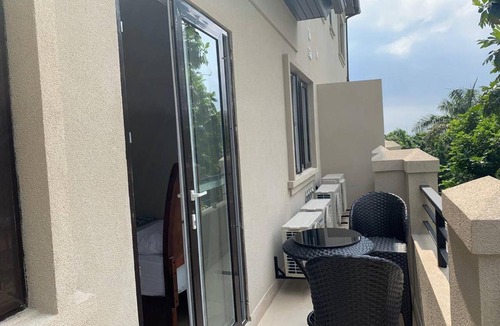 Eastwood Park House | Modern Kingston Sunny View Vacation Home 3