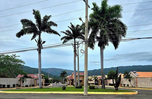 Kingston House | Modern & Spacious House in Gated-24hr-Sec. Community w AC, Amenities & Lifestyle
