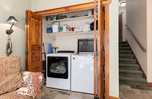 Four O'Clock House | Mountain Living at its Finest! Ski-In-and-Out, Pvt Hot Tub, Jacuzzi, Sleeps 9