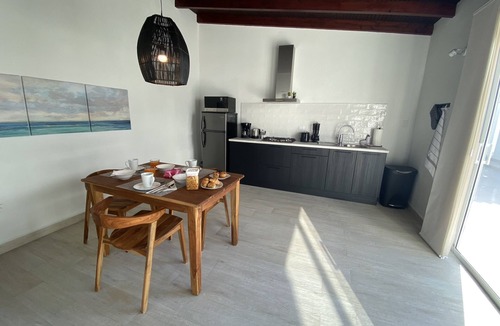 Palm Beach Apartment | Movida Inn Aruba-White DELUXE STEPS from PalmBeach