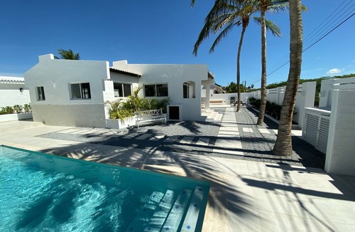 Palm Beach Apartment | Movida Inn Aruba-White DELUXE STEPS from PalmBeach