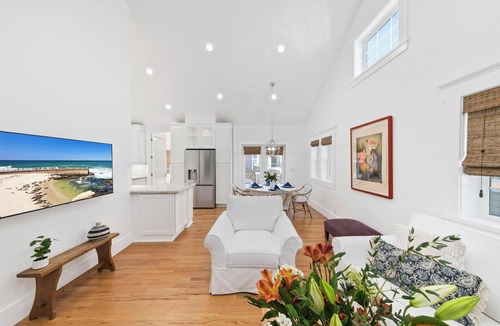 University Heights House | New, 3 Bed, 2 Bath, Walk to Bars, Food, Shops, Luxury Home, Large TV's. Comfy!