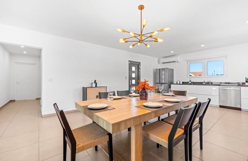Bubali House | New Cozy 3BR/3BA Tropical Retreat Near Eagle Beach