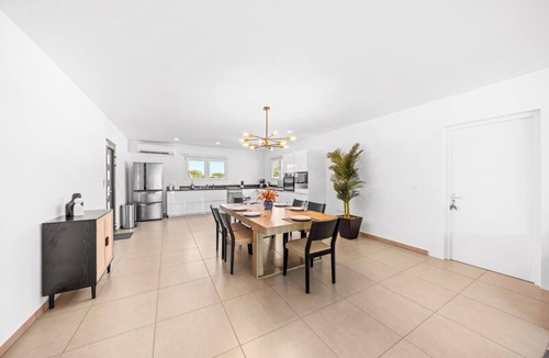 Bubali House | New Cozy 3BR/3BA Tropical Retreat Near Eagle Beach