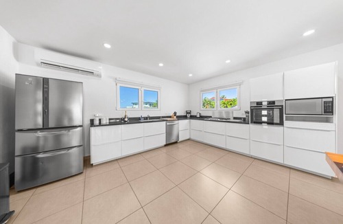 Bubali House | New Cozy 3BR/3BA Tropical Retreat Near Eagle Beach