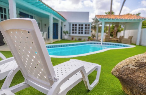 Noord Villa | NEW & Fully Renovated 5 Bedroom, 4 Bath Villa, private pool, Sleeps up to 12,