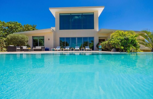 Malmok Villa | NEW Luxury 4BR Beachfront Villa w/Infinity Pool