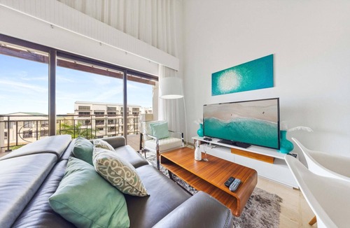 Washington Condo | New Modern 2BR Top Floor Condo Walk to Palm Beach