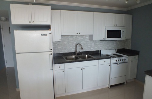 Williams Town Apartment | New Modern, renovated Beachfront/Oceanview Studio-Coral Beach, Near Port Lucaya