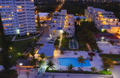 Williams Town Apartment | New Modern, renovated Beachfront/Oceanview Studio-Coral Beach, Near Port Lucaya