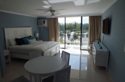 Williams Town Apartment | New Modern, renovated Beachfront/Oceanview Studio-Coral Beach, Near Port Lucaya