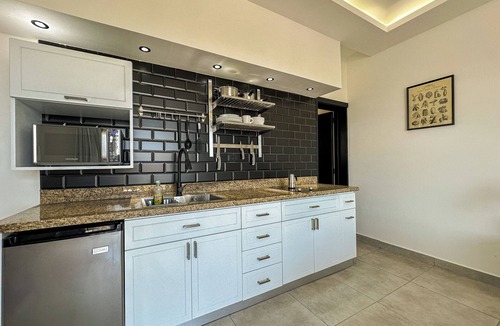 Villas Ana Maria Apartment | NEW Penthouse 1-bed Studio apartment with AC, Strong-WiFi in vibrant Sosúa