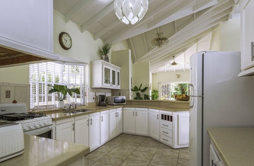 Cap Estate Villa | Newly Renovated 3-bed Spacious Family Home - Villa Decaj 3 Bedroom Home by RedAwning