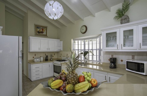 Cap Estate Villa | Newly Renovated 3-bed Spacious Family Home - Villa Decaj 3 Bedroom Home by RedAwning