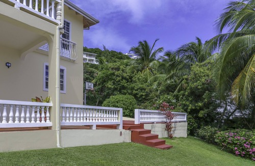 Cap Estate Villa | Newly Renovated 3-bed Spacious Family Home - Villa Decaj 3 Bedroom Home by RedAwning