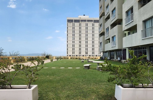 Kingston Apartment | Ocean View 1-bedroom apartment with Pool View in heart of Kingston