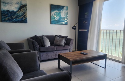 Kingston Apartment | Ocean View 1-bedroom apartment with Pool View in heart of Kingston