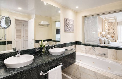 Runaway Bay Resort | Oceanfront Adults-Only Escape .Luxury Suite + All-Inclusive + 24hr Service
