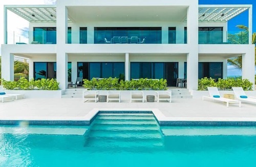 Long Bay Condo | Oceanfront & Infinity Pool View! Free Breakfast now 'til end June!