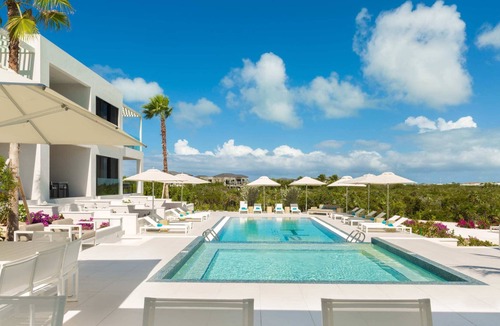 Long Bay Condo | Oceanfront & Infinity Pool View! Free Breakfast now 'til end June!