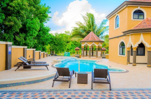 Tower Isle House | Ocho Rios/Tower Isle King Suite/Balcony/Jacuzzi/Pool/Private Chef/Airport Svc.