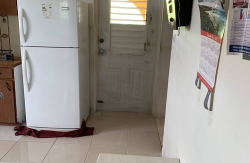 Top Rock Apartment | One bedroom apartment with a full kitchen within walking distance to the beach