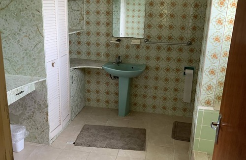 Top Rock Apartment | One bedroom apartment with a full kitchen within walking distance to the beach
