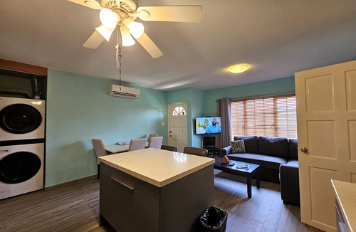 Washington Condo | Palm Beach Condo, Newly Renovated, Walk to Beach and Hotels