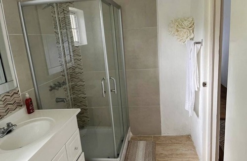 Drapers House | Perfect View - Private Upstairs in Shared House