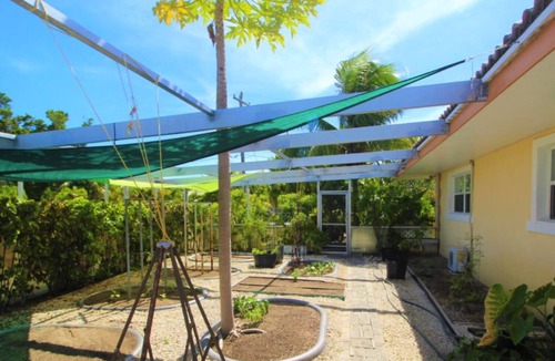 Windsor Park Villa | Poolside Pleasure - Quiet Beach nearby