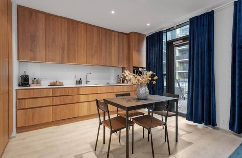 Teigar Apartment | Premium Downtown Queen Apartment KARTULI