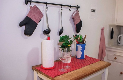Wilshire Montana Apartment | Pretty Beach Apt with Carport and a Bike
