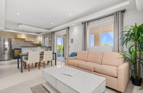Ponton Apartment | Prime Location | 2BR w/Pool, BBQ & Close to Beach