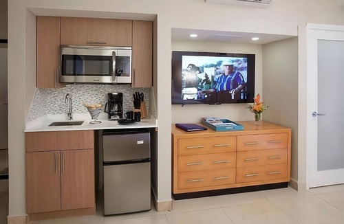 Oranjestad-West Hotel | Prime Location! Onsite Pool, Kitchenette, Free Parking, Near Druif Beach