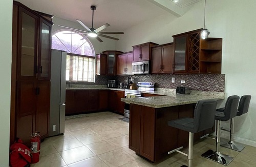 Saint Andrew House | Private Kingston 6 Villa w/Pool, Swim-Up Bar & Outdoor Kitchen Near Liguanea