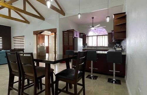 Saint Andrew House | Private Kingston 6 Villa w/Pool, Swim-Up Bar & Outdoor Kitchen Near Liguanea