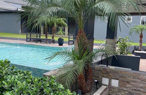 Saint Andrew House | Private Kingston 6 Villa w/Pool, Swim-Up Bar & Outdoor Kitchen Near Liguanea