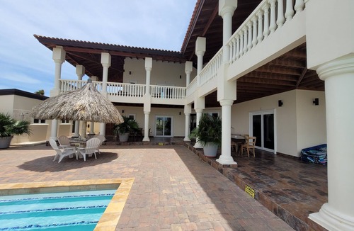 Alto Vista Villa | Private luxury villa with sea views in Palm Beach!