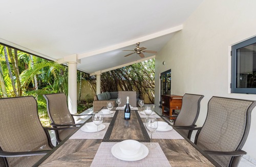 Koyari House | Private Pool * BBQ * 1 mi to Palm Beach!