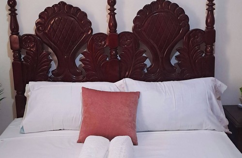 Los Patos Apartment | Private Tropical Room with A/C in a Shared Apartment | Villa Valencia