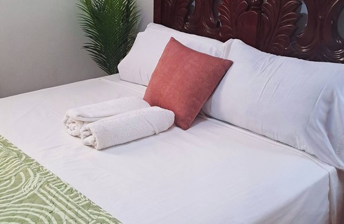 Los Patos Apartment | Private Tropical Room with A/C in a Shared Apartment | Villa Valencia