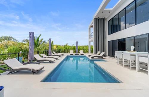 Long Bay Hills Villa | Private Villa Stay with Pool BBQ and Beach Nearby