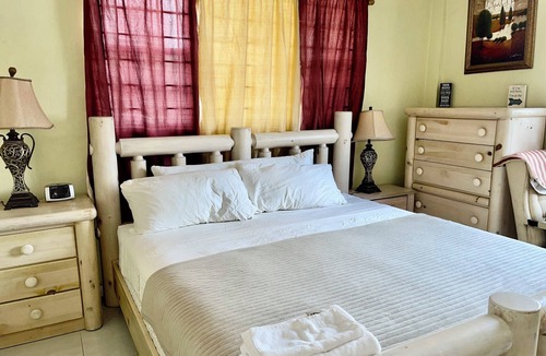 Eastwood Park Apartment | Quiet, Comfortable centrally located studio apt