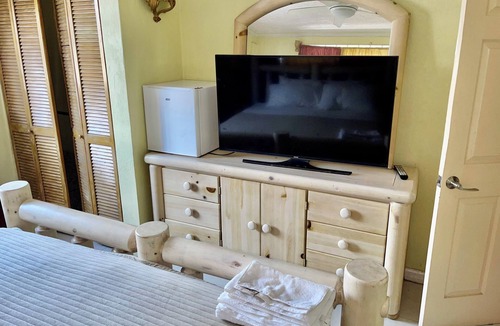 Eastwood Park Apartment | Quiet, Comfortable centrally located studio apt