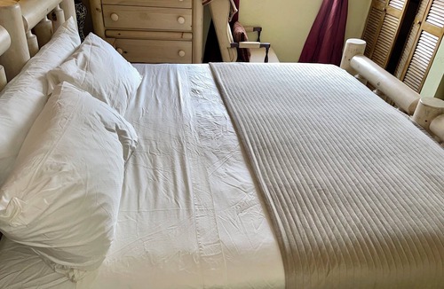 Eastwood Park Apartment | Quiet, Comfortable centrally located studio apt
